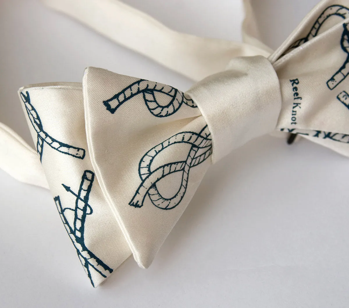 Knot tying diagram bow tie. "KNOTical" sailing knots.